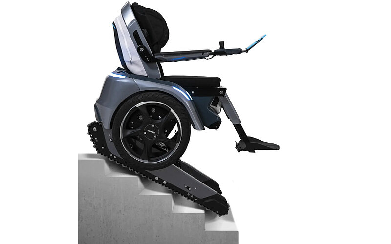 Scewo-BRO-mit-treppe-Elektrorollstuhl