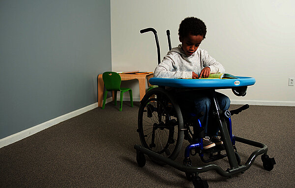 MAT Kindertisch Kinder mit Behinderung Glabal Carehab FiNiFuchs