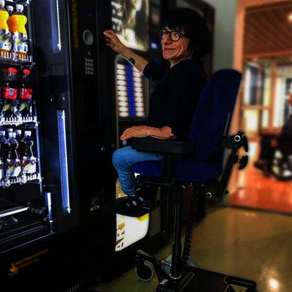 Indoor Elektrorollstuhl REAL 6100 PLUS EL mit elektrischer Sitzhöhenverstellung