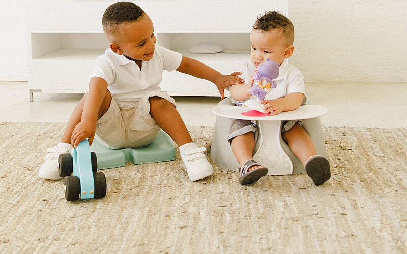 Sitzhilfe Kinder Behinderung Knieschutz Bumbo booster seat FiNiFuchs Sitze unterwegs Sitzhilfe Kinder Behinderung Knieschutz Bumbo booster seat FiNiFuchs Sitze unterwegs