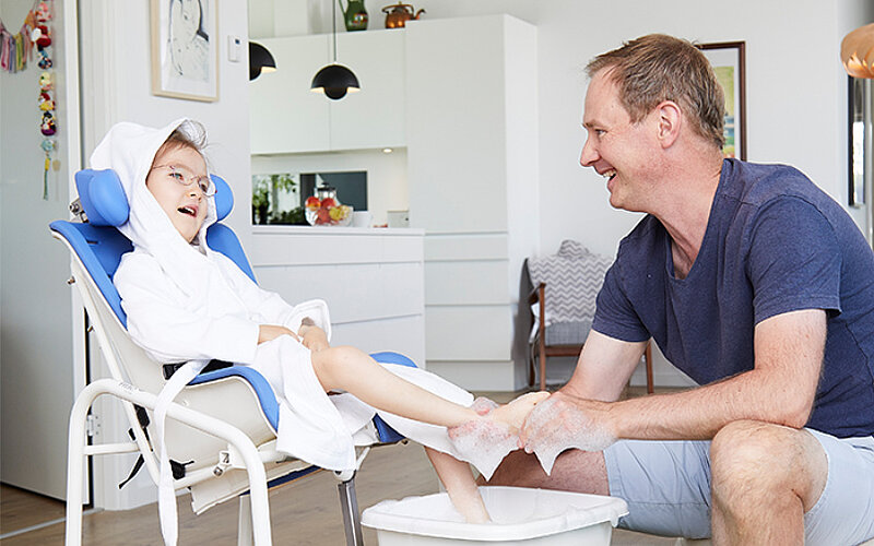 r82-swan-curo-Duschstuhl-FiNiFuchs