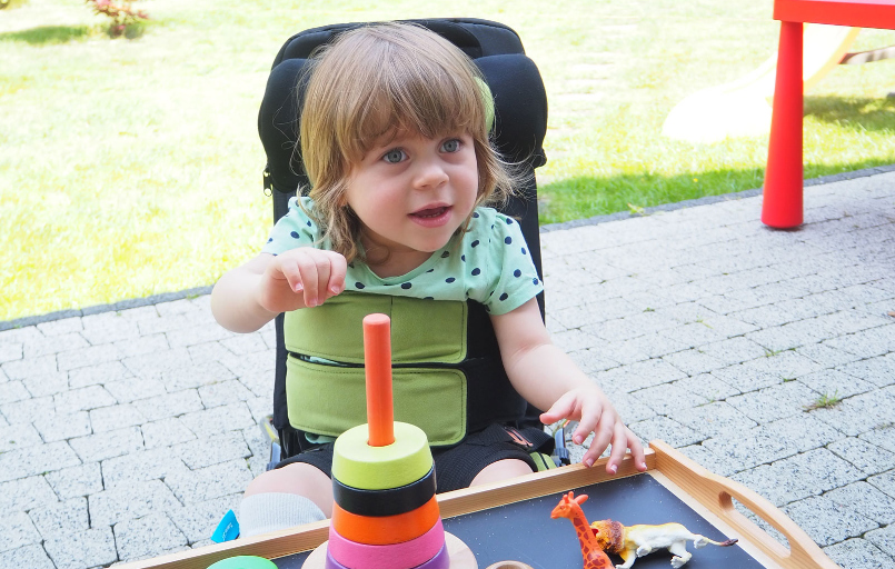 Travel_Sit Sitzhilfe FiNiFuchs Wolturnus Kinderhilfsmittel