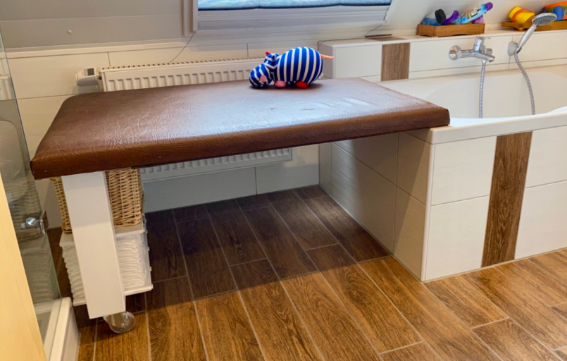 Badewannenaufsatz Wickeltisch pflegen Rehakinder Kinder mit Behinderung FiNiFuchs